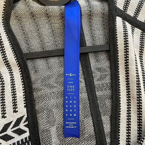 Kit and Ace Solstice Poncho One Size - Picture 9 of 11